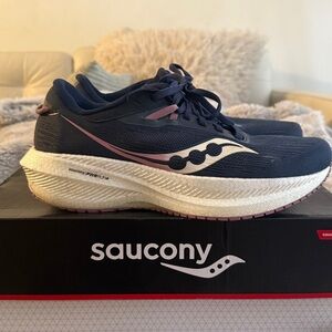 Saucony Women's Triumph 21 Running Shoe EUC